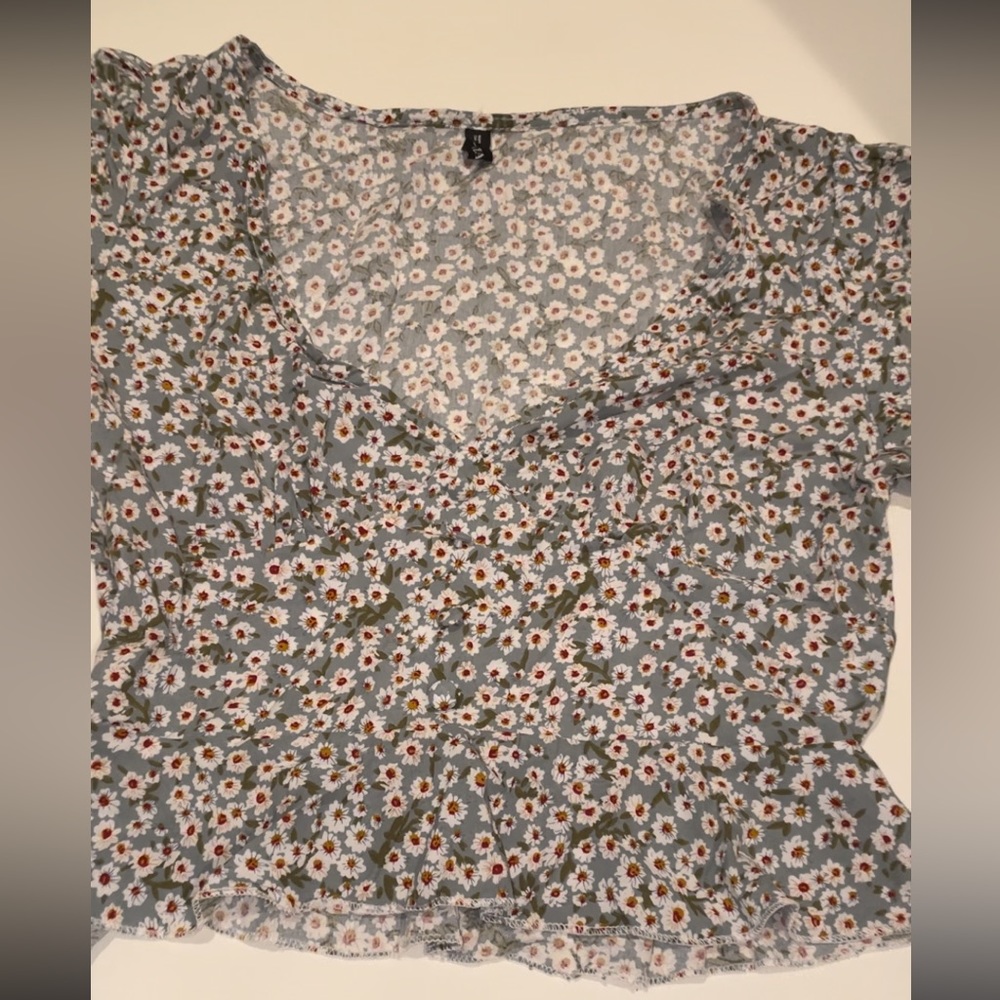 Zafron woman’s floral top, size S. puffer sleeves, and fringe